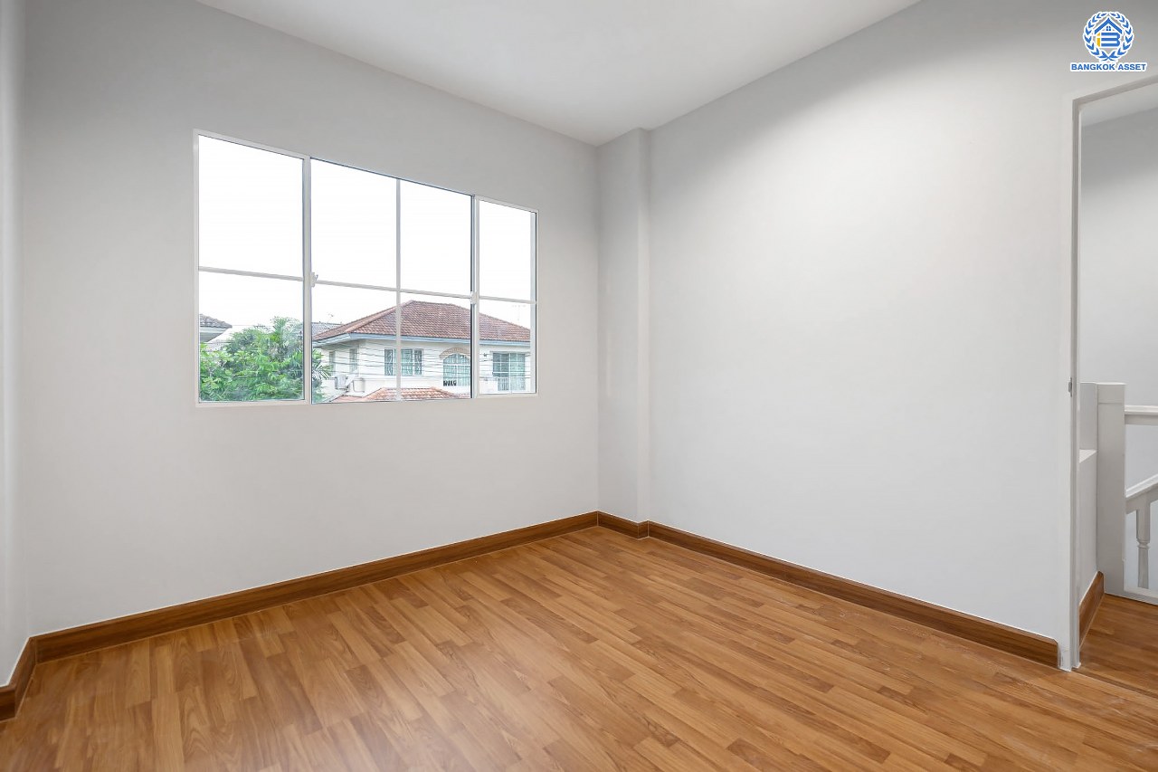 บ้านมือสองตกแต่งใหม่ แบรนด์ LH โครงการ มัณฑนา ราชพฤกษ์ หลังมุม เนื้อที่ 60.1 ตร.ว. ฟังก์ชัน 3 ห้องนอน 2 ห้องน้ำ จอดรถได้ 1 คัน พร้อมพื้นที่รอบบ้านกว้างขวาง Facilities ตอบโจทย์ทุกกิจกรรม! บนทำเลใกล้วงเวียนพระราม5 เซ็นทรัลเวสต์เกต และรถไฟฟ้า "สถานีบางรักน้อยท่าอิฐ"